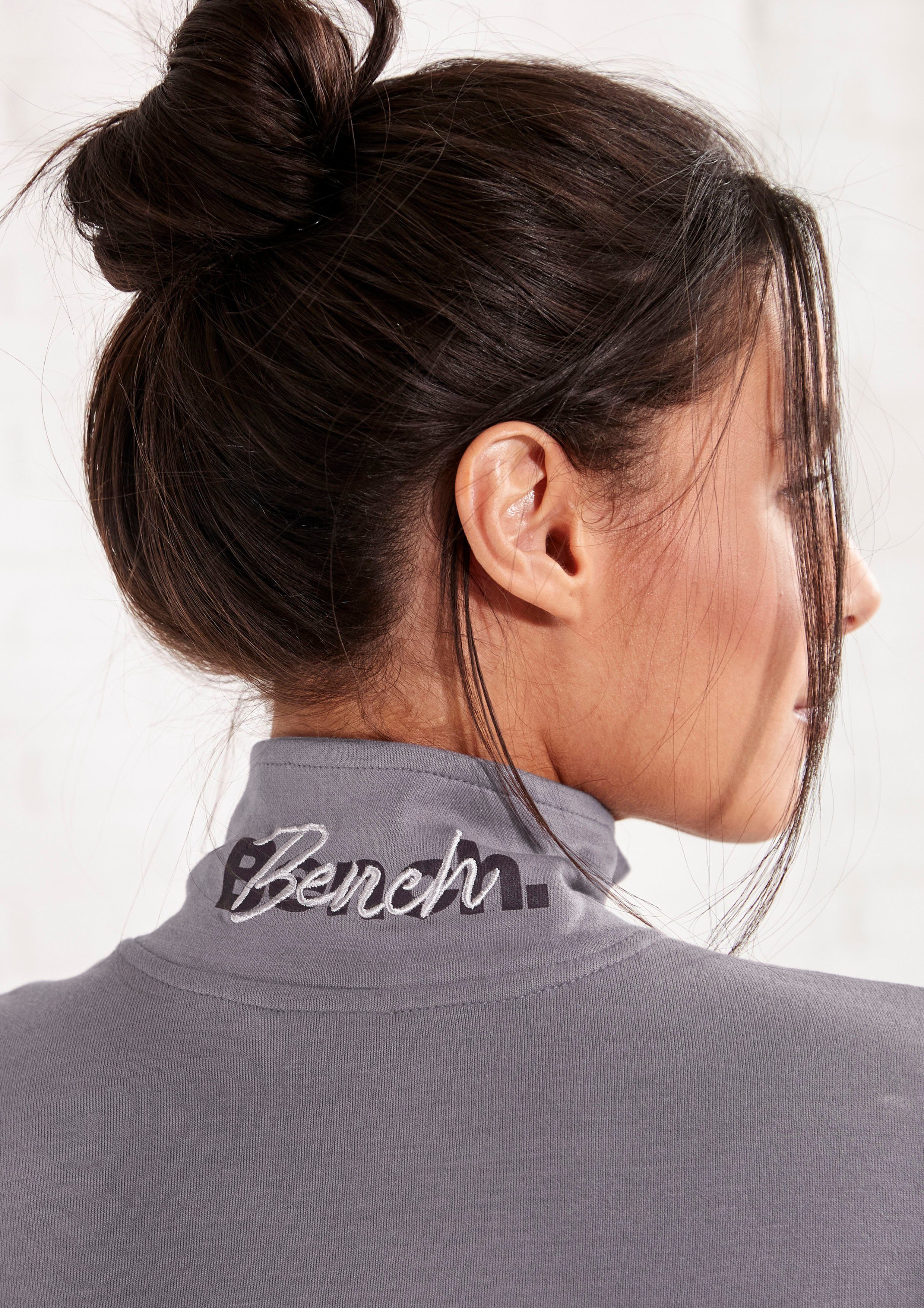 Bench. Loungewear Sweatjacke (1-tlg) mit bestickten Stehkragen, Loungeanzug
