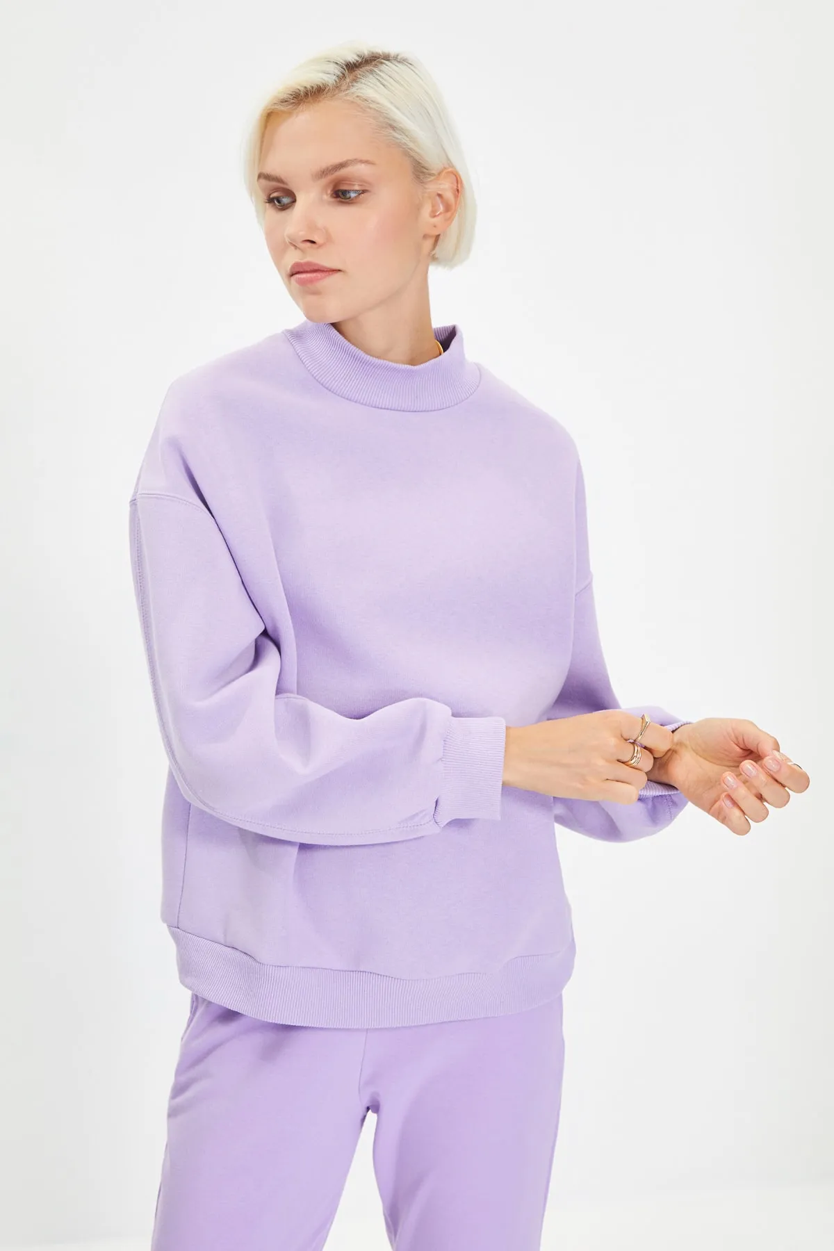 Trendyol Collection  Lila, dickes Fleece-Sweatshirt mit Stehkragen und entspannter/bequemer Passform, TWOAW20SW0584
