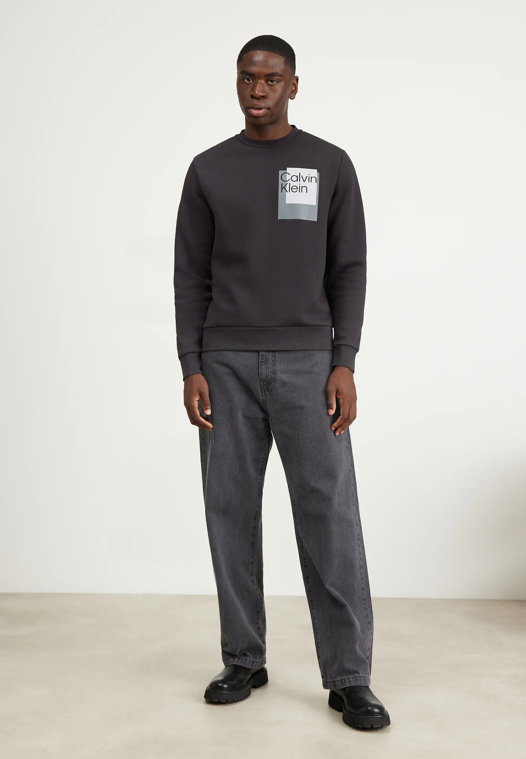Sudadera con logo de caja superpuesto de Calvin Klein