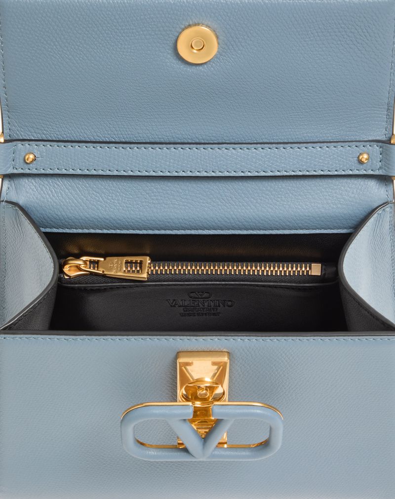 Bolsa Valentino Garavani Vsling pequena em couro de bezerro granulado.