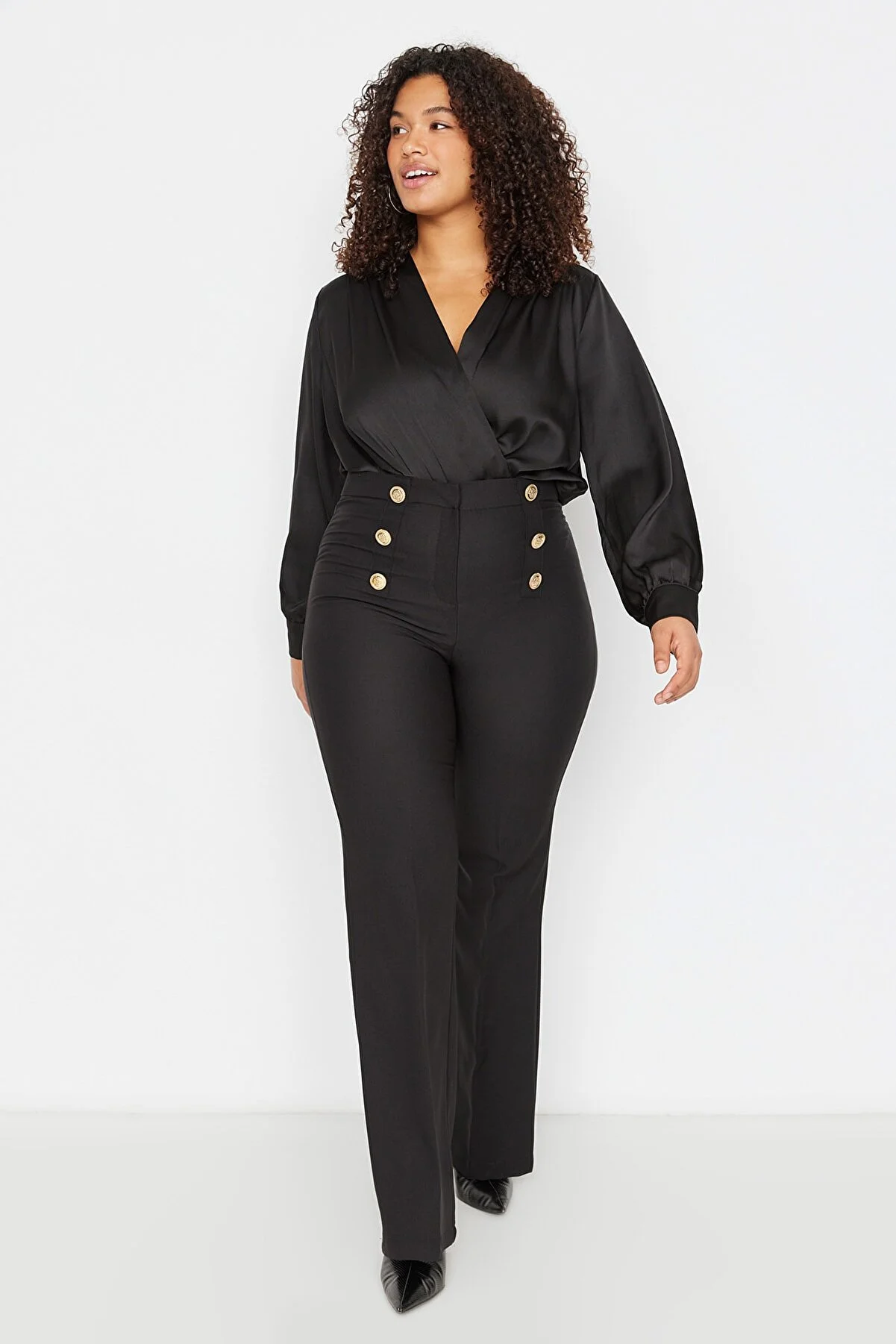 Trendyol Curve  Schwarze Erholungshose mit spanischem Bein, gewebt TBBAW23AR00057