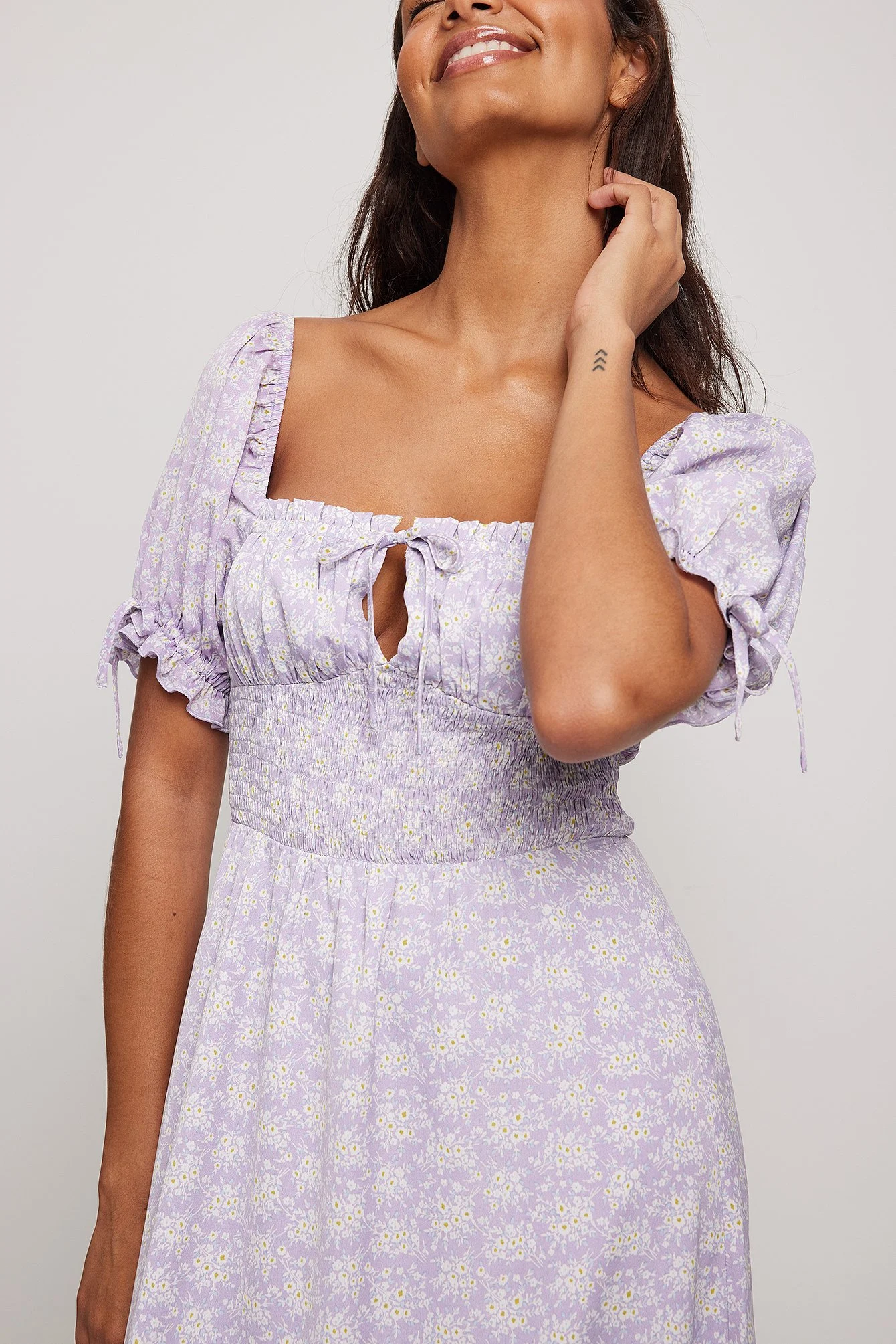 Kleid mit geknoteten Ärmeln
