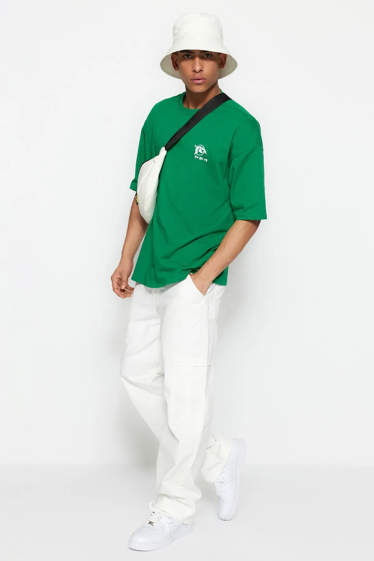 Trendyol Collection  Grünes, übergroßes/weit geschnittenes, kurzärmliges T-Shirt aus 100 % Baumwolle mit fernöstlichem Aufdruck TMNSS23TS00170