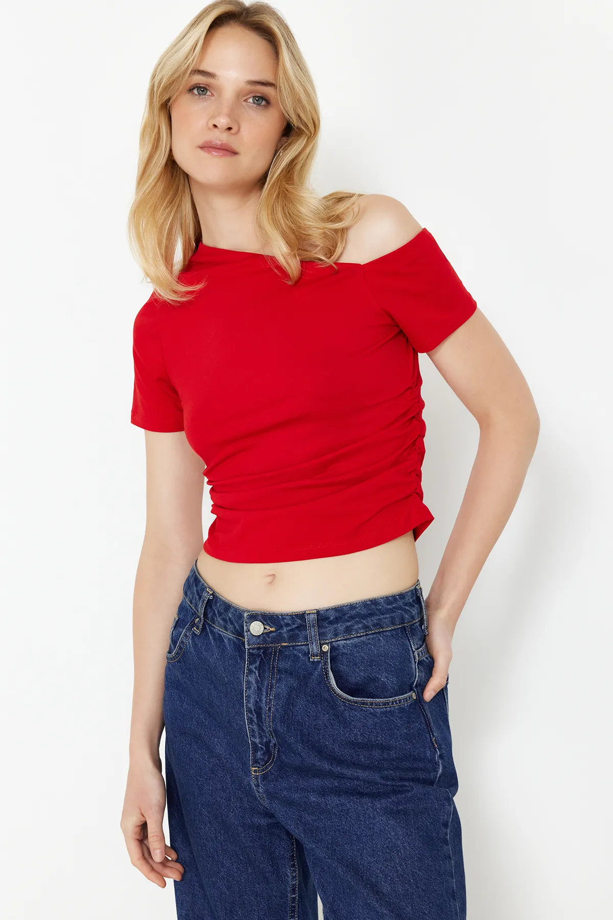 Trendyol Collection  Rote Stretch-Strickbluse mit gerafftem asymmetrischem Kragen TWOSS24BZ00073