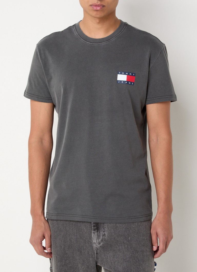 Koszulka Tommy Hilfiger z logo i nadrukiem na plecach.
