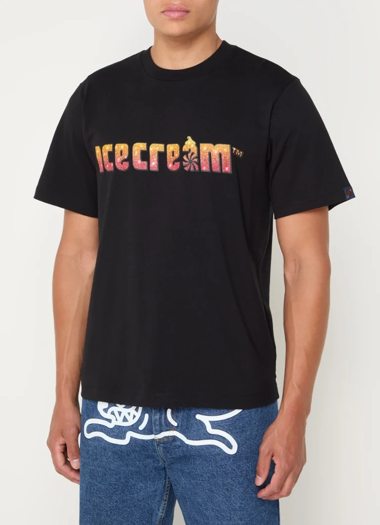 Tricou cu sigla „GELATO Soft Serve” imprimată pe el.