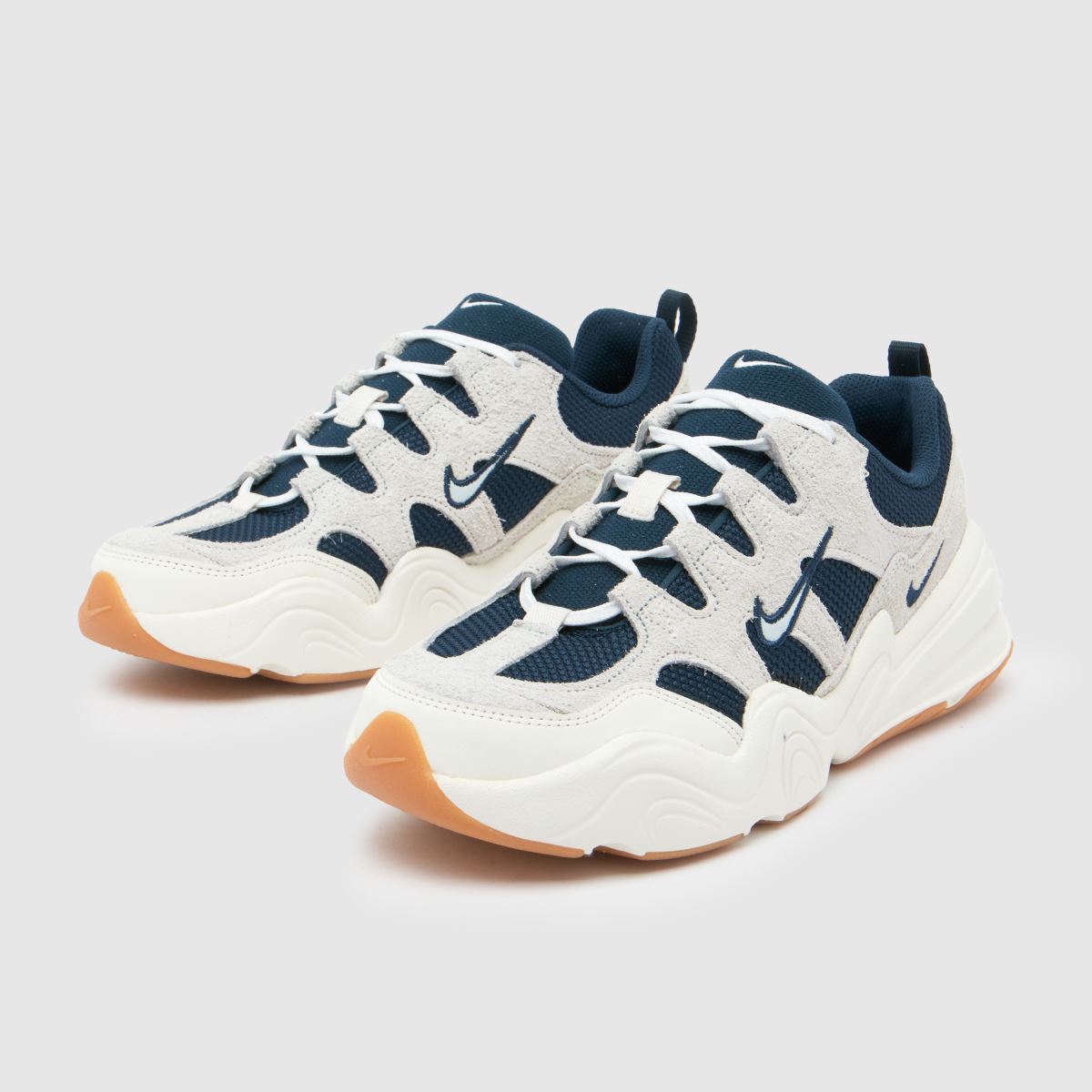 Športni copati Nike Tech Hera v umazano beli barvi