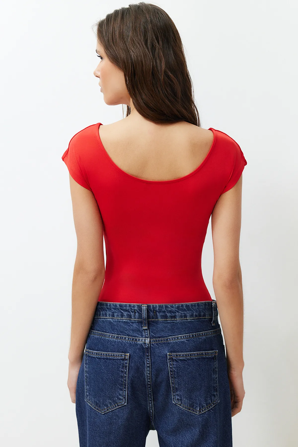 Trendyol Collection  Roter taillierter/körpersitzender Strick-Body mit U-Boot-Ausschnitt und flexiblem Druckknopfverschluss TWOSS24BD00029