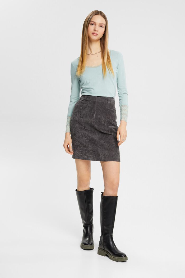 Geripptes Longsleeve mit Spitzendetails