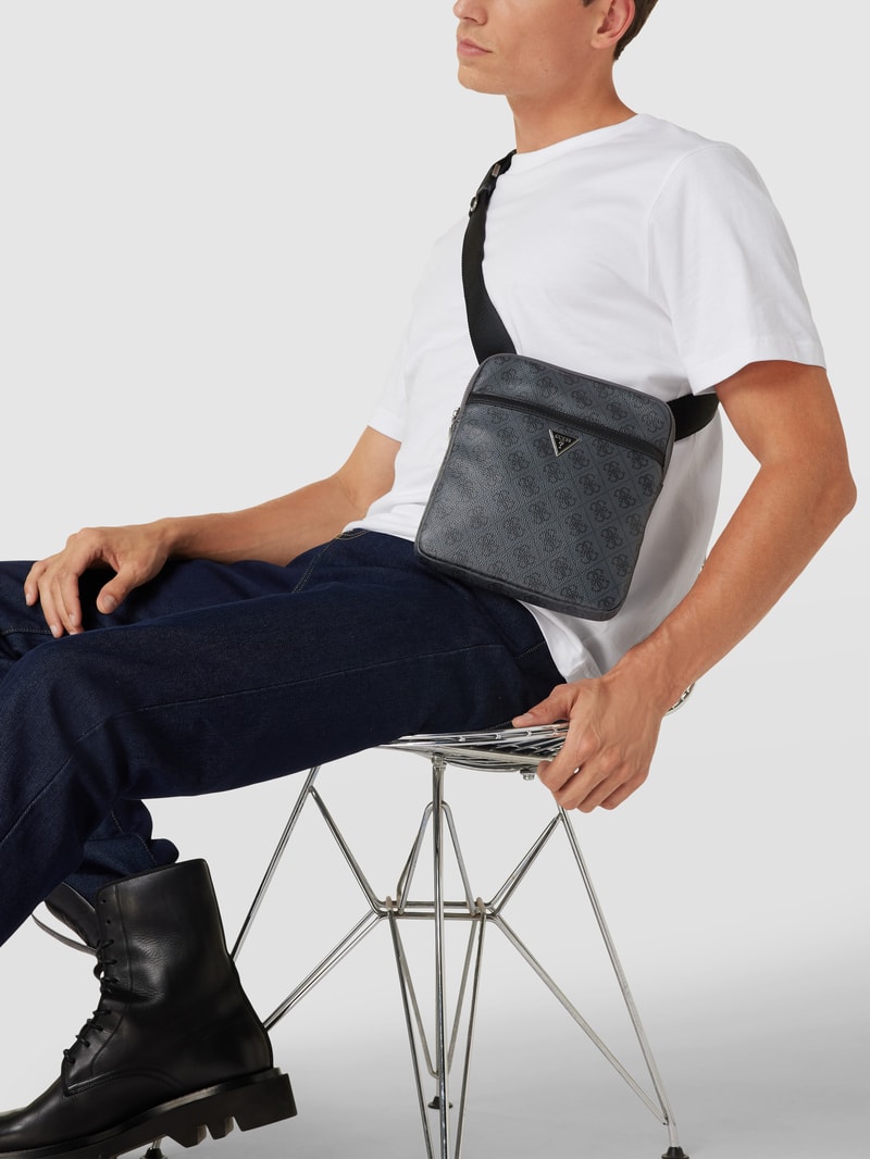Umhängetasche mit Allover-Logo-Muster in schwarz