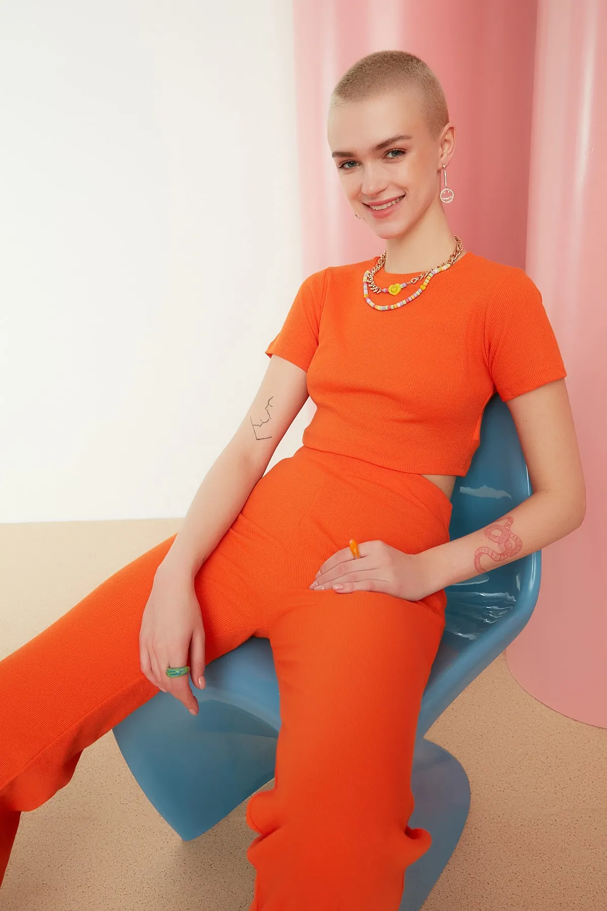 Trendyol Collection  Orangefarbenes Set aus Oberteil und Unterteil mit Rundhalsausschnitt, gerippter, dehnbarer Strickbluse und Hose TWOSS21AU0160