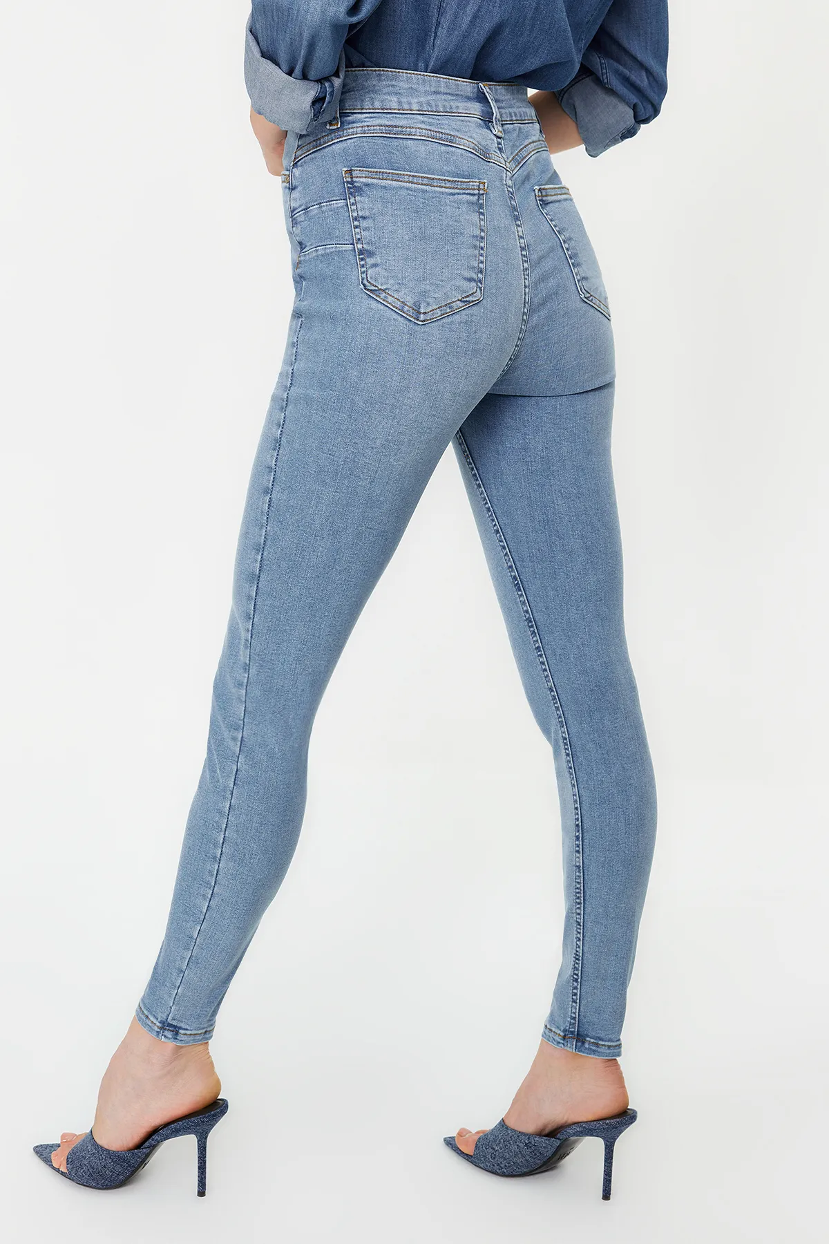 Trendyol Collection  Hellblaue Push-up-Röhrenjeans mit hoher Taille TWOSS24JE00065