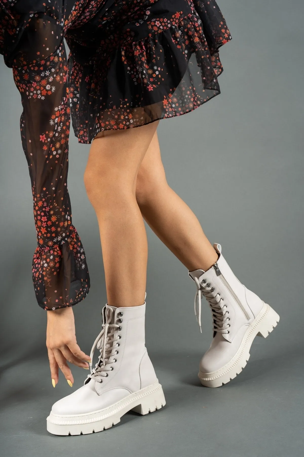 Riccon  Beigefarbene Damenstiefel mit Reißverschluss 0012299