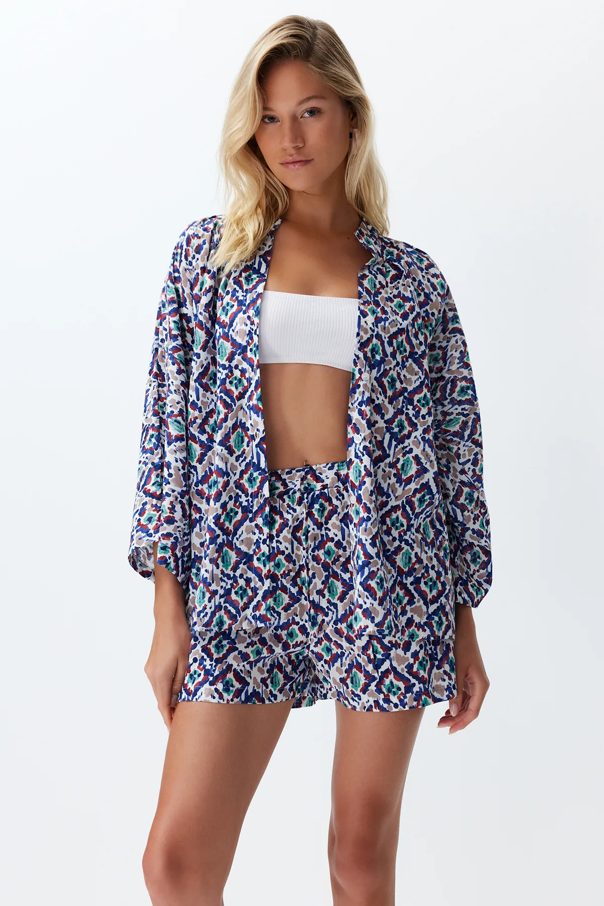 Trendyol Collection  Abstrakt gemustertes gewebtes Hemd-Shorts-Set TBESS24AU00018