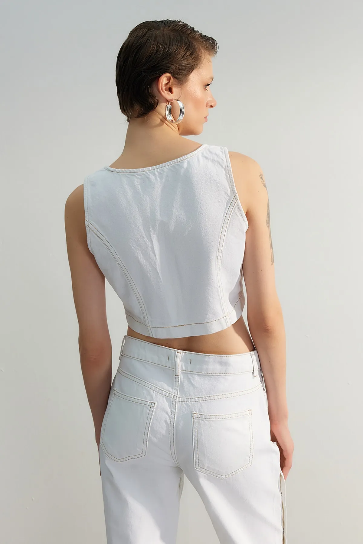 Trendyol Collection  Weißes Jeans-Bustier in limitierter Auflage mit Nieten-Detail TWOSS23BS00015