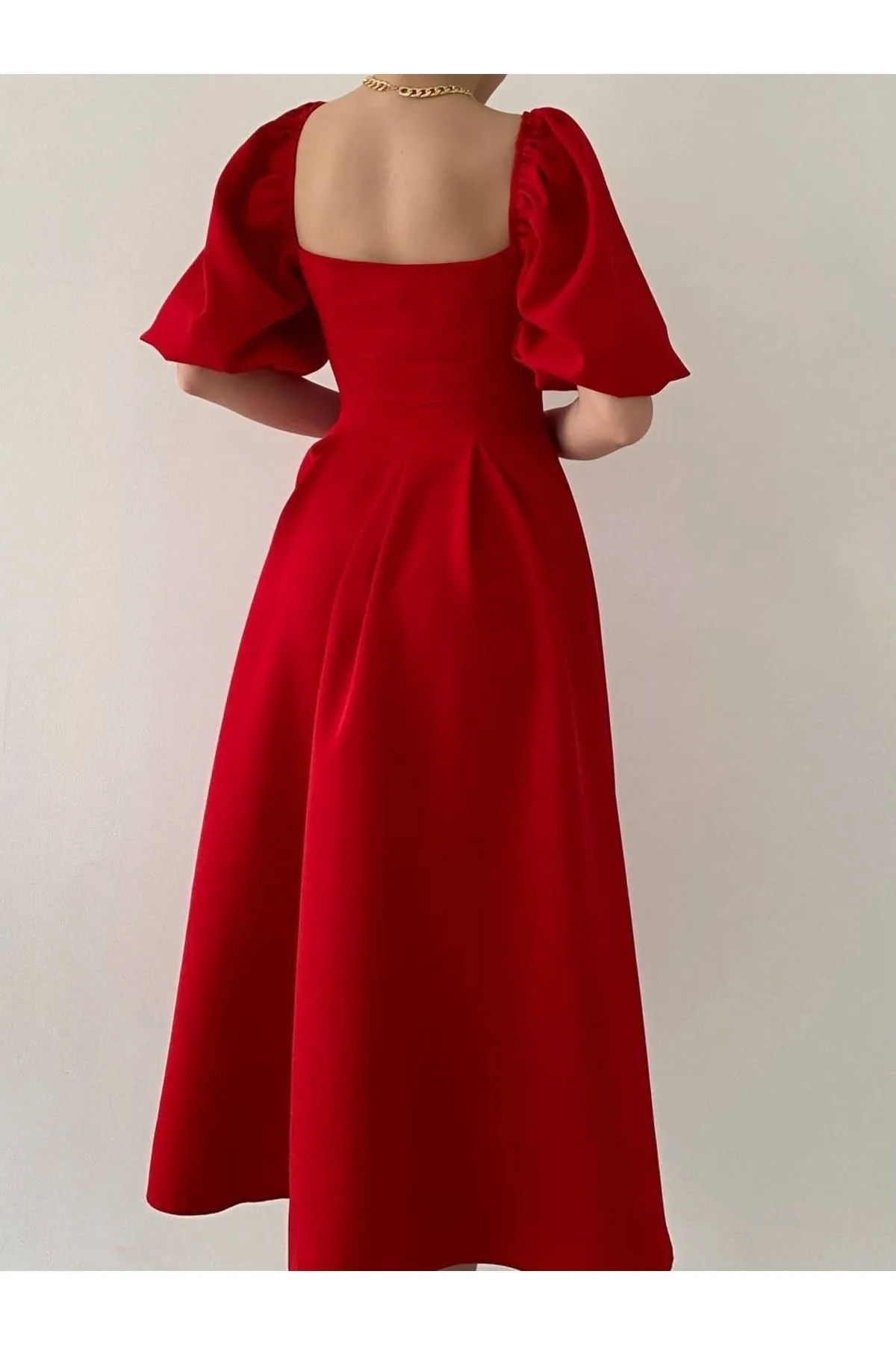 SONREİR  Kurzes, plissiertes langes Kleid mit Ballonärmeln und quadratischem Ausschnitt