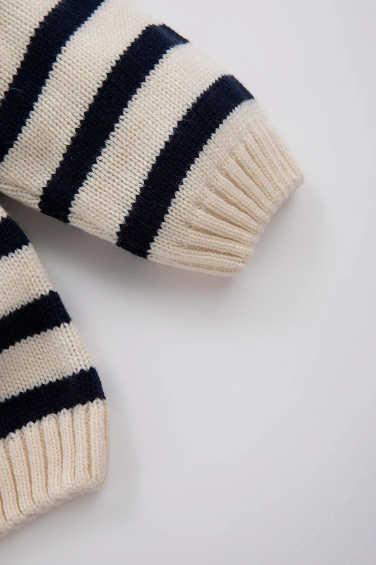DeFacto  Gestreifter Pullover mit Rundhalsausschnitt für Babys