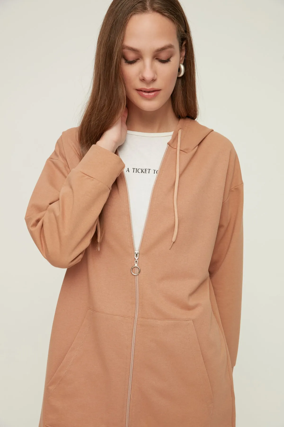 Trendyol Modest  Nerzfarbener Basic-Sweatshirt-Cardigan mit Kapuze und Reißverschluss, weiter Passform, Oversize-Sweatshirt TCTAW22TW0137