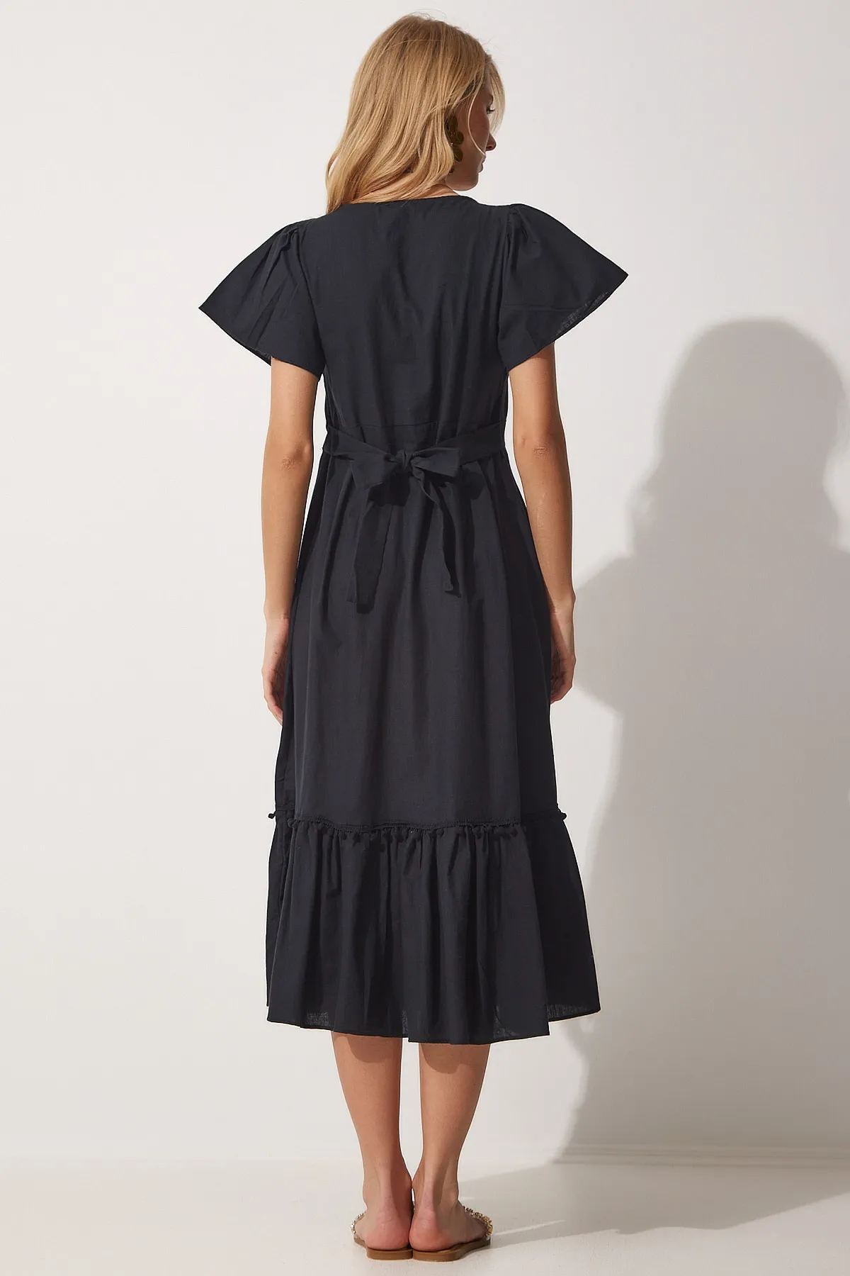 Happiness İstanbul  Schwarzes Leinenkleid mit quadratischem Kragen für Damen JH00046