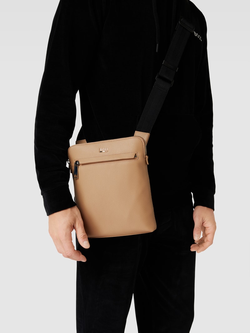 Umhängetasche mit Label-Details Modell 'Ray' in beige