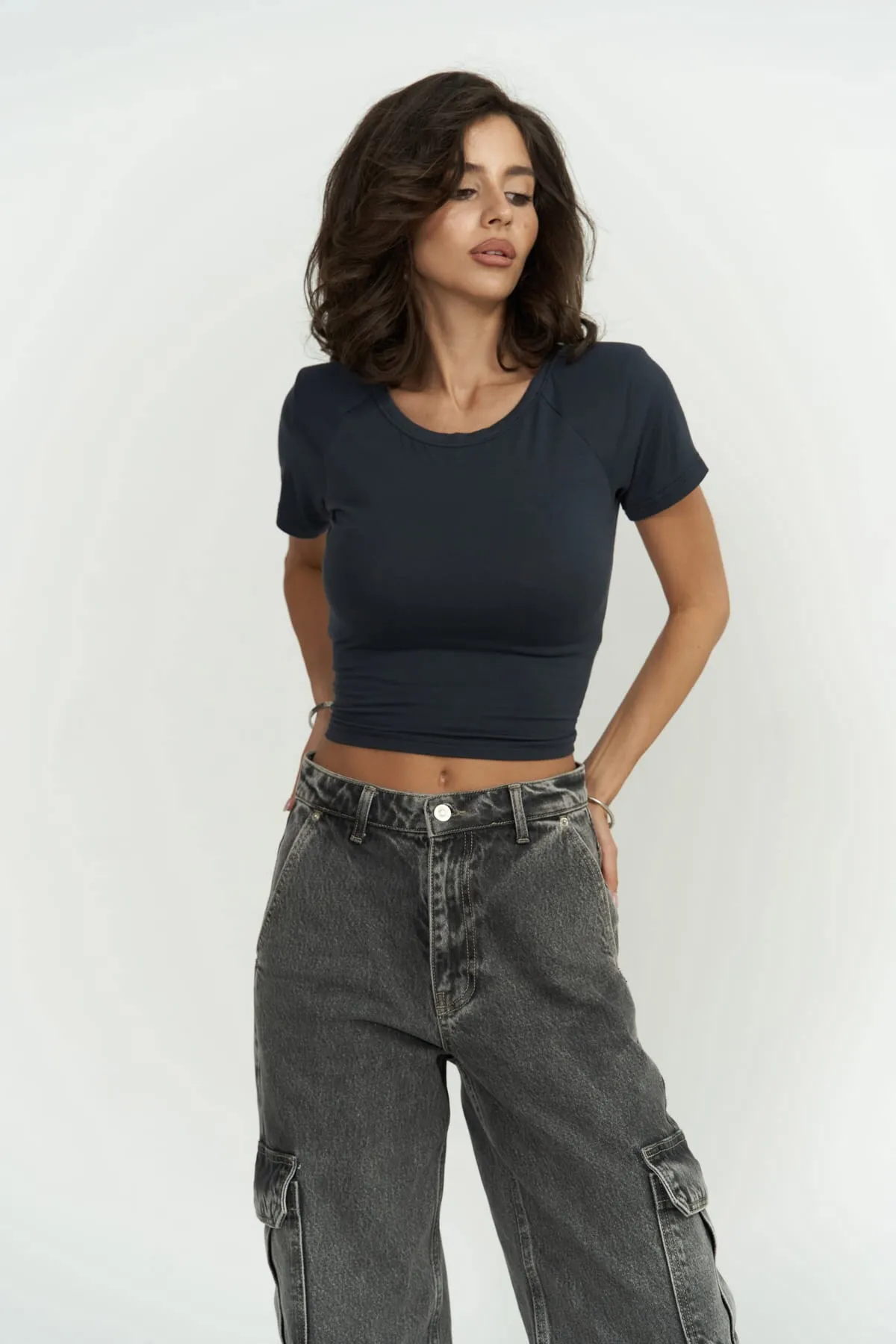 MAİ COLLECTİON  Wattierte, anthrazitfarbene Crop-Bluse „Perla“