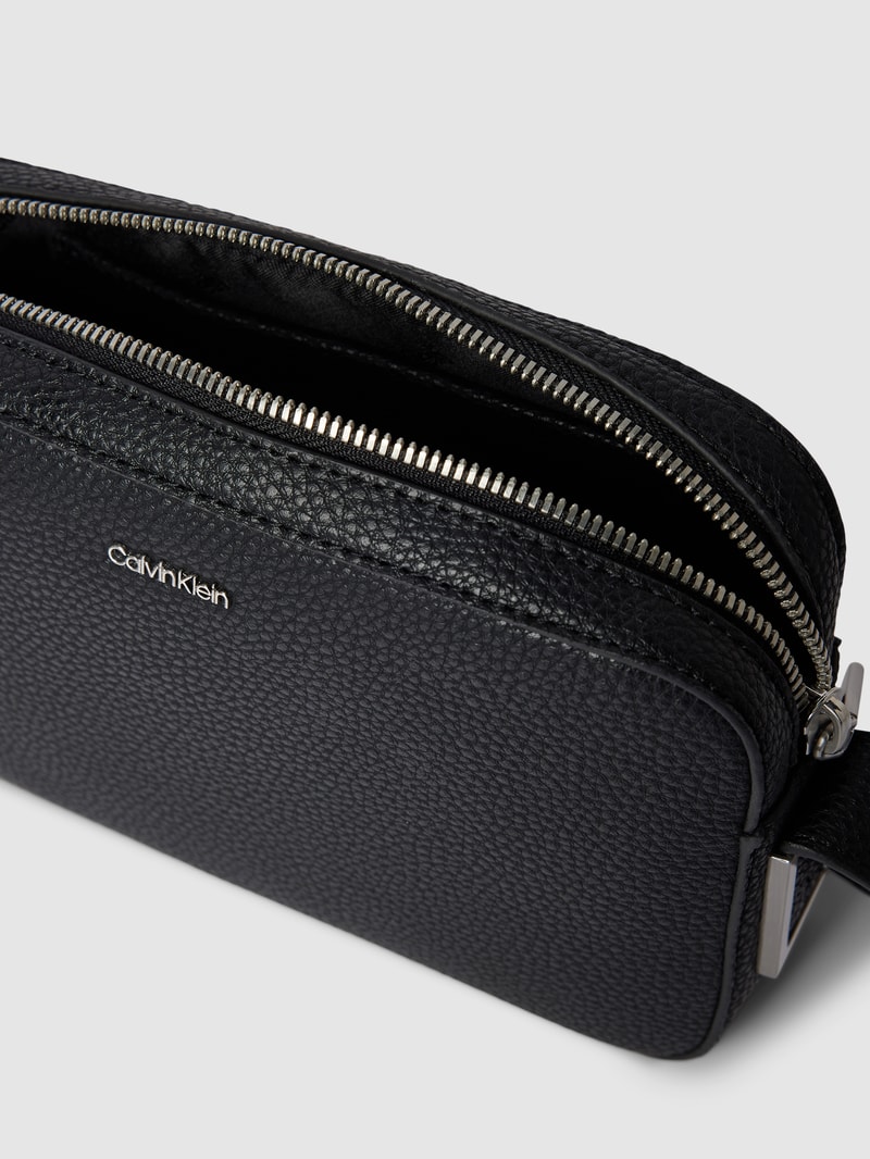 Umhängetasche mit Label-Applikation in schwarz