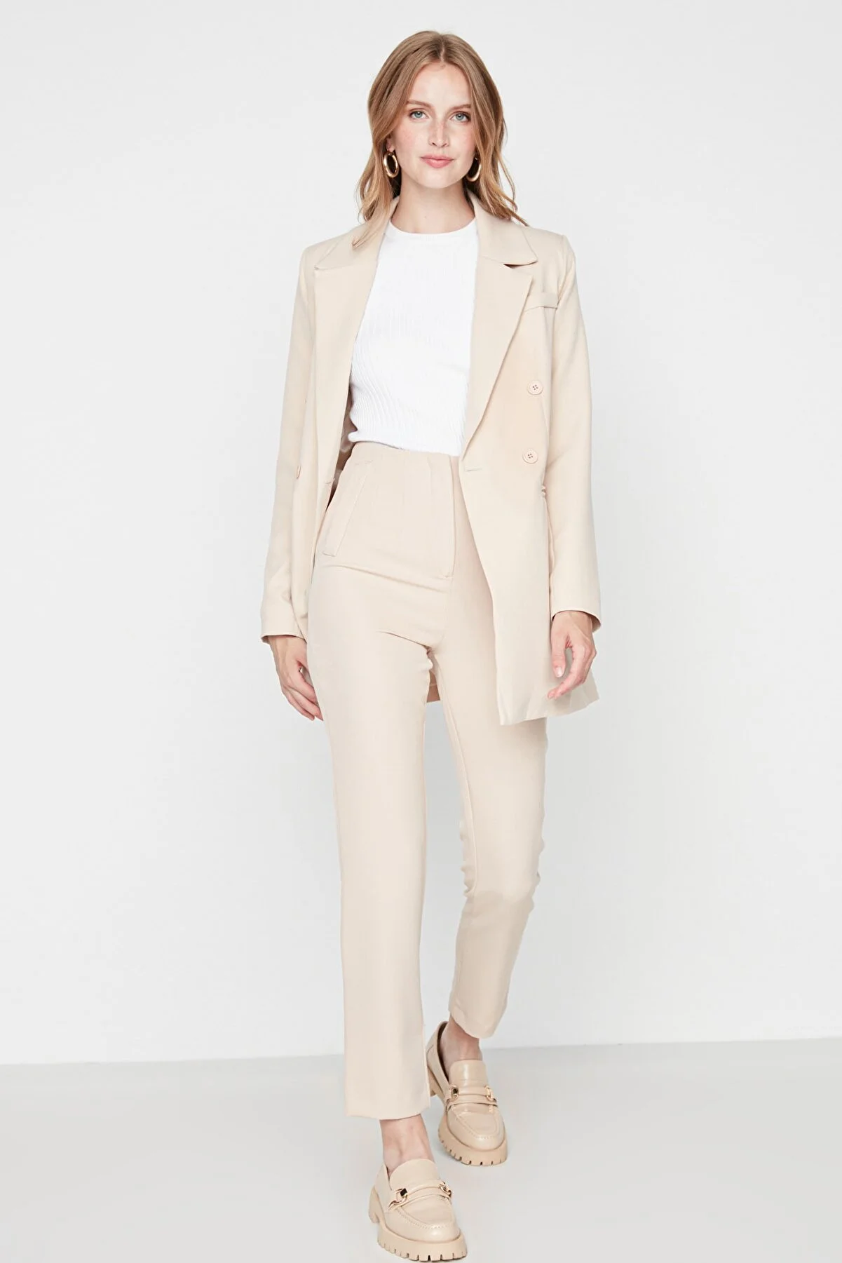Trendyol Collection  Beigefarbene, zigarettengemusterte, knöchellange Webhose mit hoher Taille und Abnähern TWOSS20PL0515