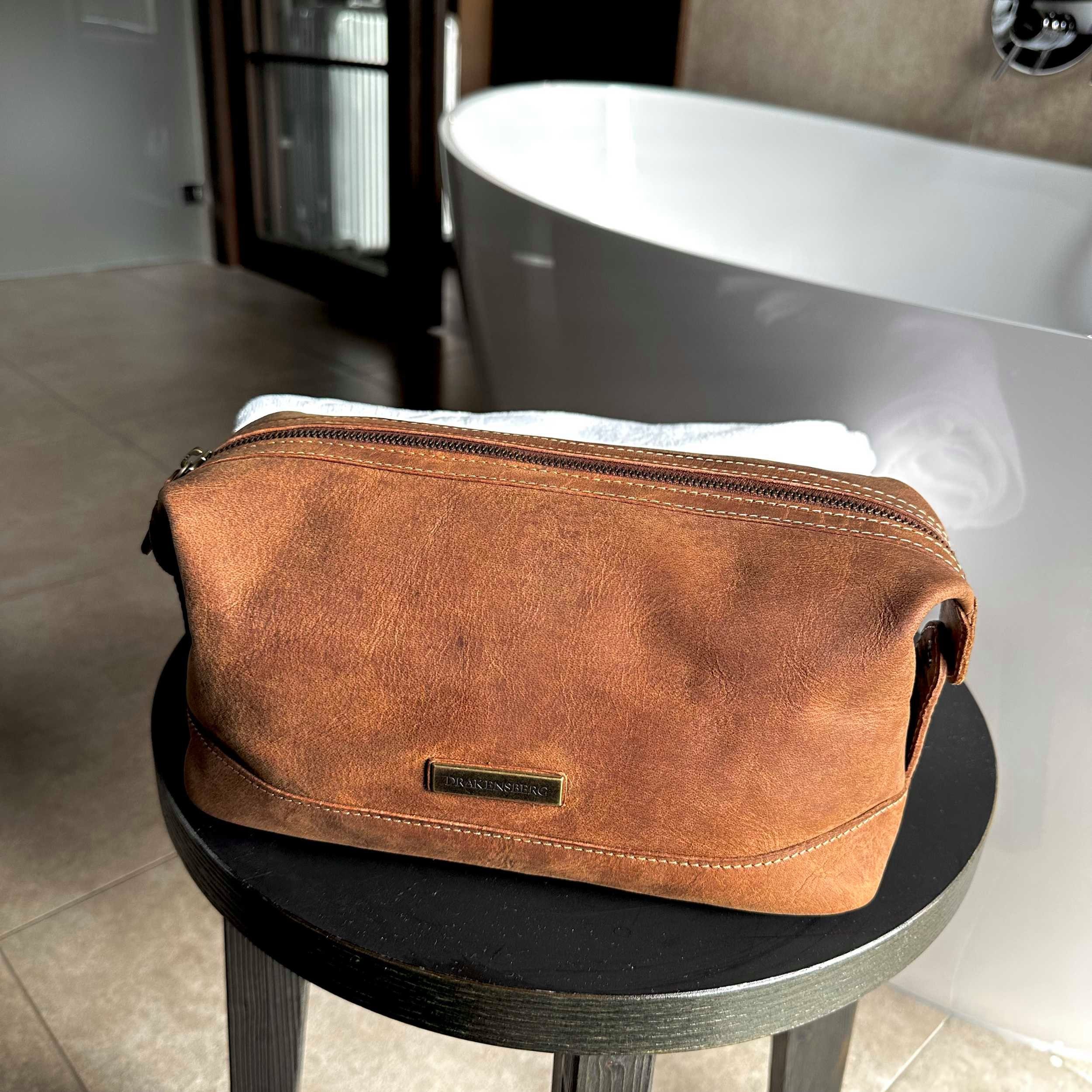 DRAKENSBERG Reisetasche Weekender David & Kulturbeutel Ben Havanna-Braun, handgemacht aus hochwertigen Büffelleder, für Damen und Herren
