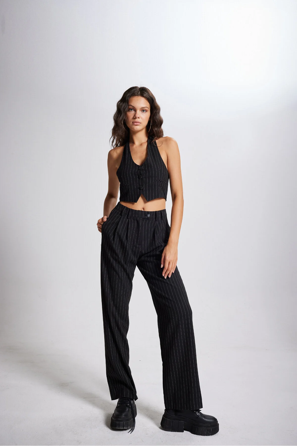 HOLLY LOLLY  Gestreifte Stoffhose mit hoher Taille in Schwarz