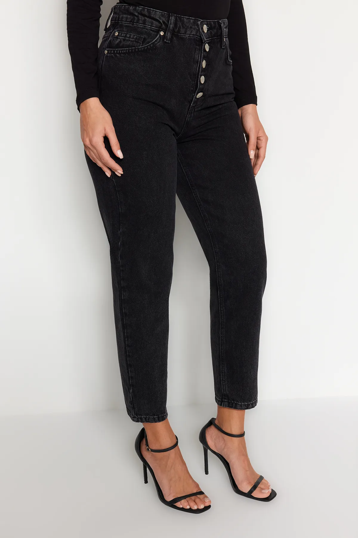 Trendyol Collection  Schwarze Mom-Jeans mit hoher Taille und Knopfleiste vorne TWOAW24JE00071