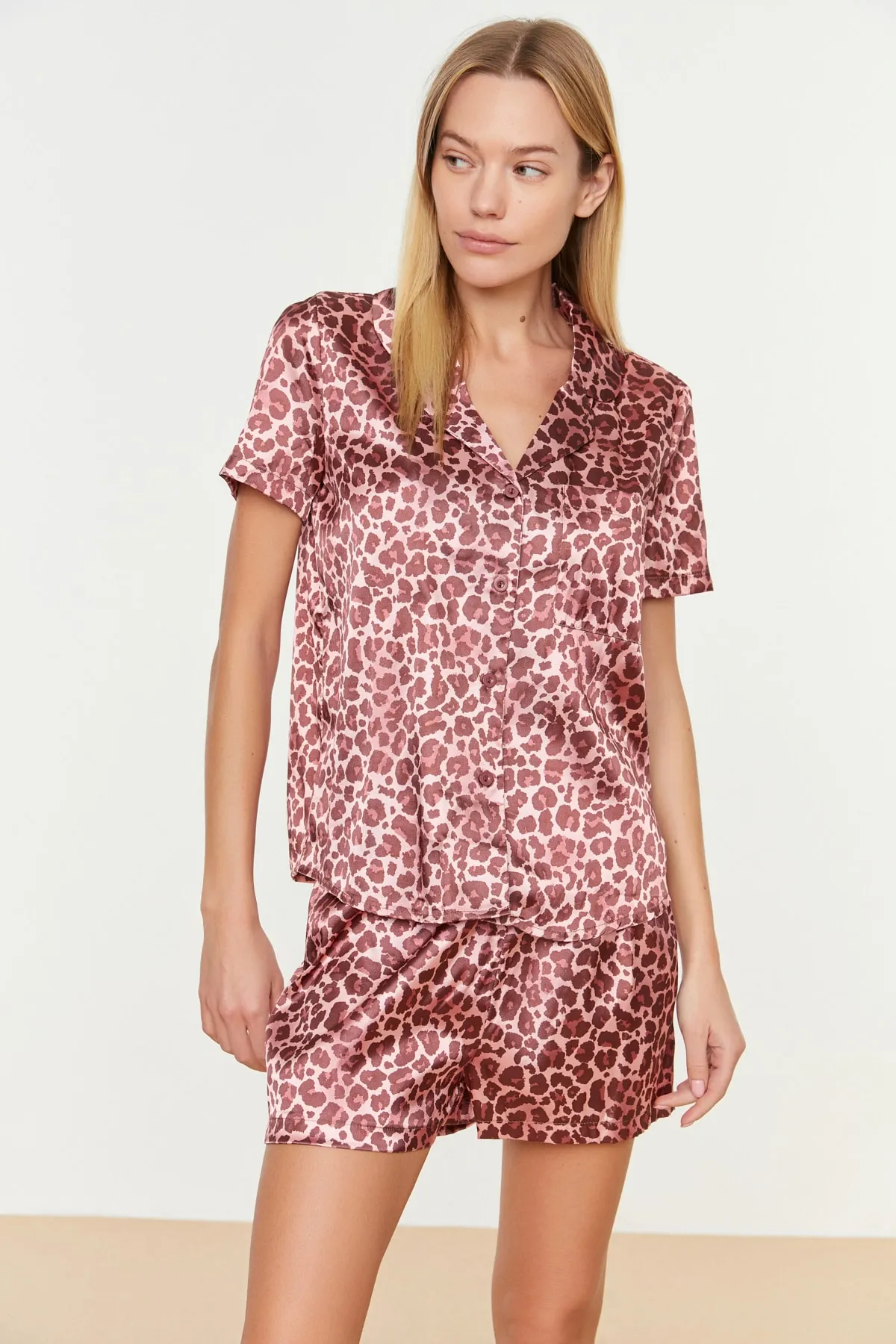 Trendyol Collection  Gewebtes Pyjama-Set aus Hemd und Shorts aus Satin mit Leopardenmuster in Rosa THMSS20PT0158