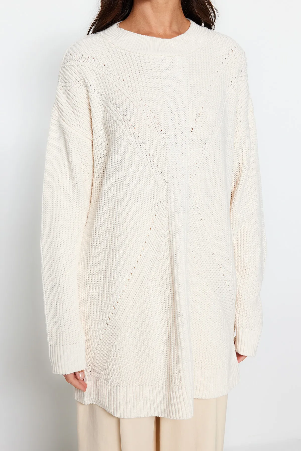 Trendyol Modest  Steiniger Strickpullover mit Rundhalsausschnitt TCTAW24AK00023
