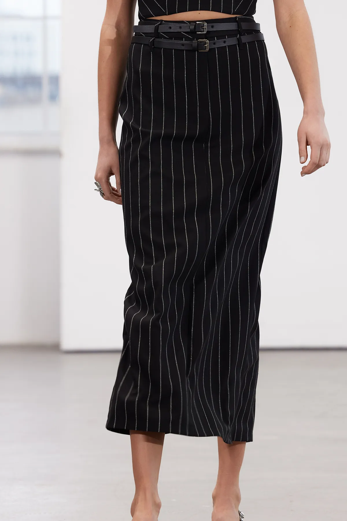 Trendyol Collection  Schwarz gestreifter langer Rock mit Gürtel in limitierter Auflage TPRSS24ET00009
