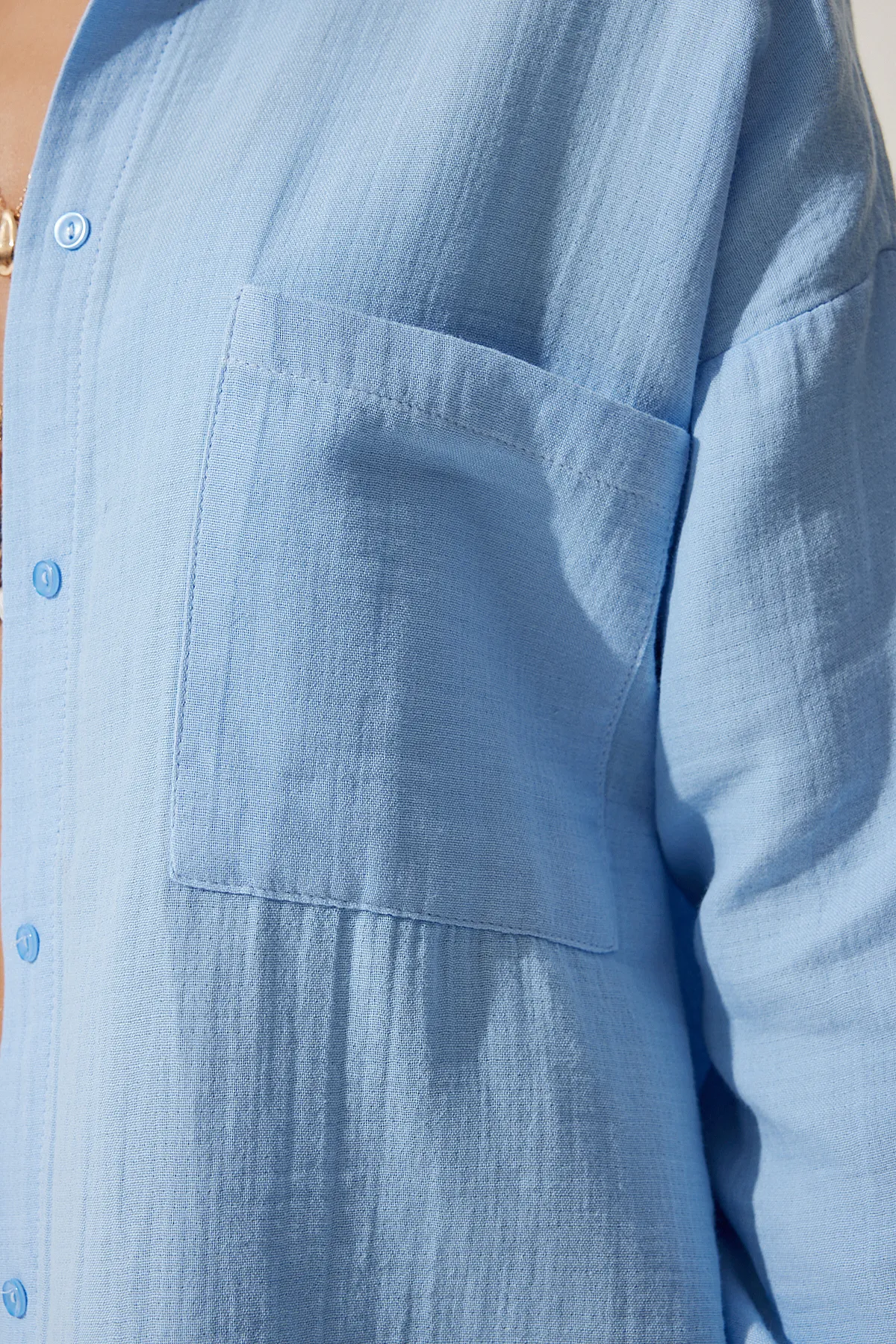 Happiness İstanbul  Himmelblaues Oversize-Musselin-Shirt mit Taschen für Damen MX00150