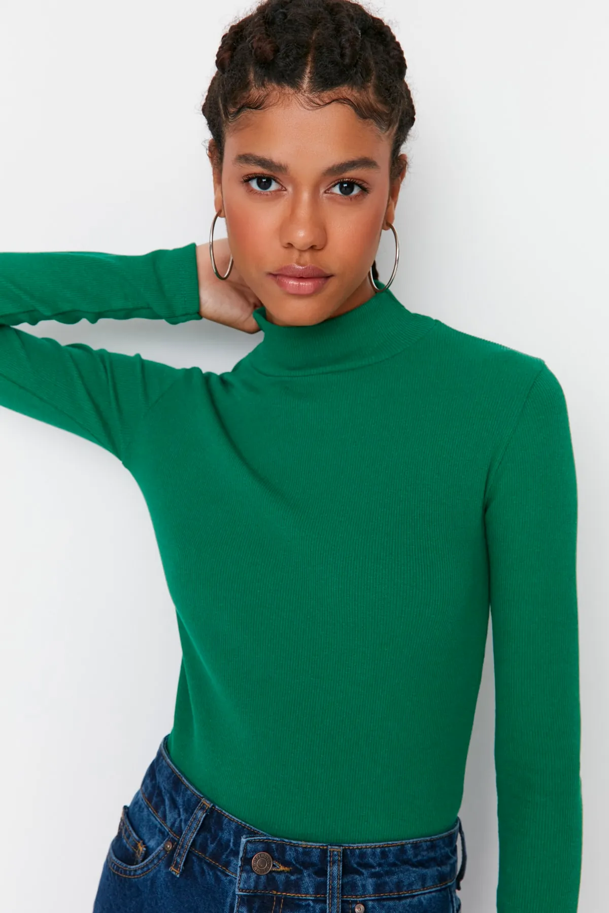 Trendyol Collection  Smaragdgrüne, eng anliegende, langärmelige, gerippte, dehnbare Strickbluse mit hohem Kragen TWOAW21BZ0423