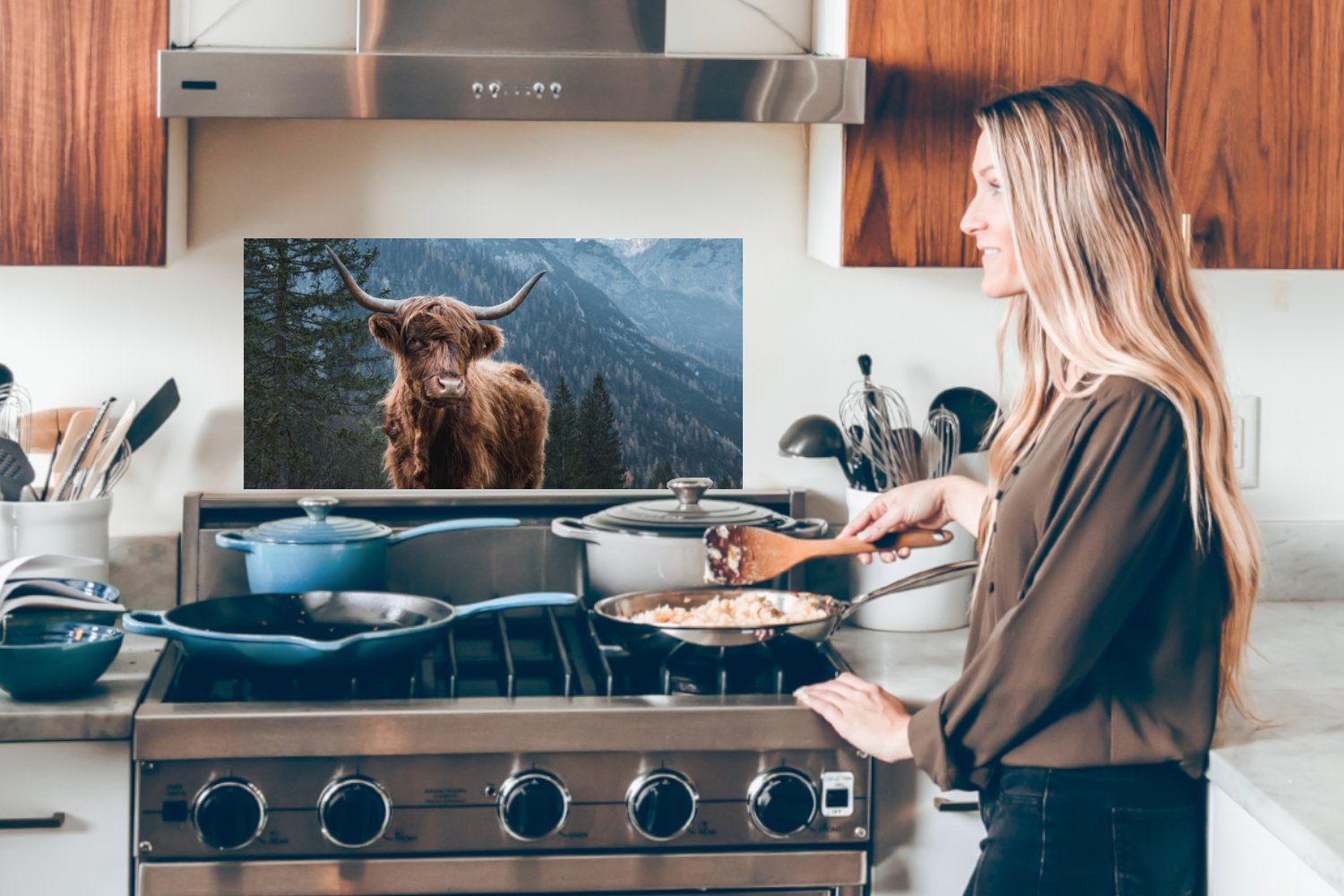 MuchoWow Küchenrückwand Schottische Highlander - Berg - Landschaft - Bäume - Kuh - Natur, (1-tlg), 60x30 cm, Wandschutz, gegen Fett und Schmutzflecken für Küchen