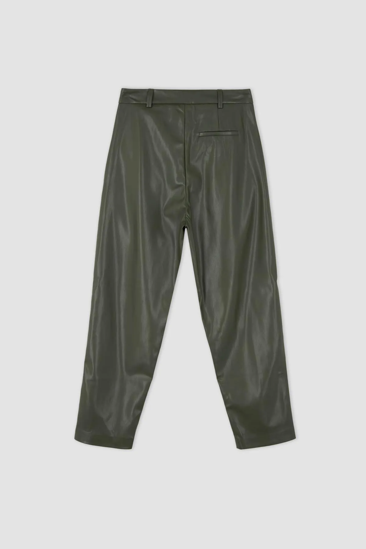 DeFacto  Karottenhose aus Kunstleder mit Taschen und Taschen