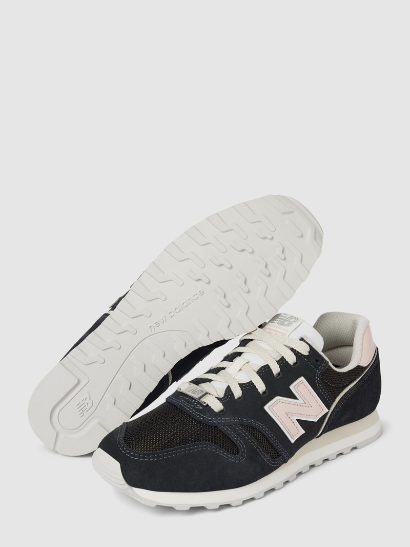 Sneaker mit Label-Detail in schwarz