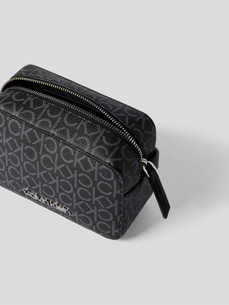 Camera Bag mit Logo-Muster in schwarz