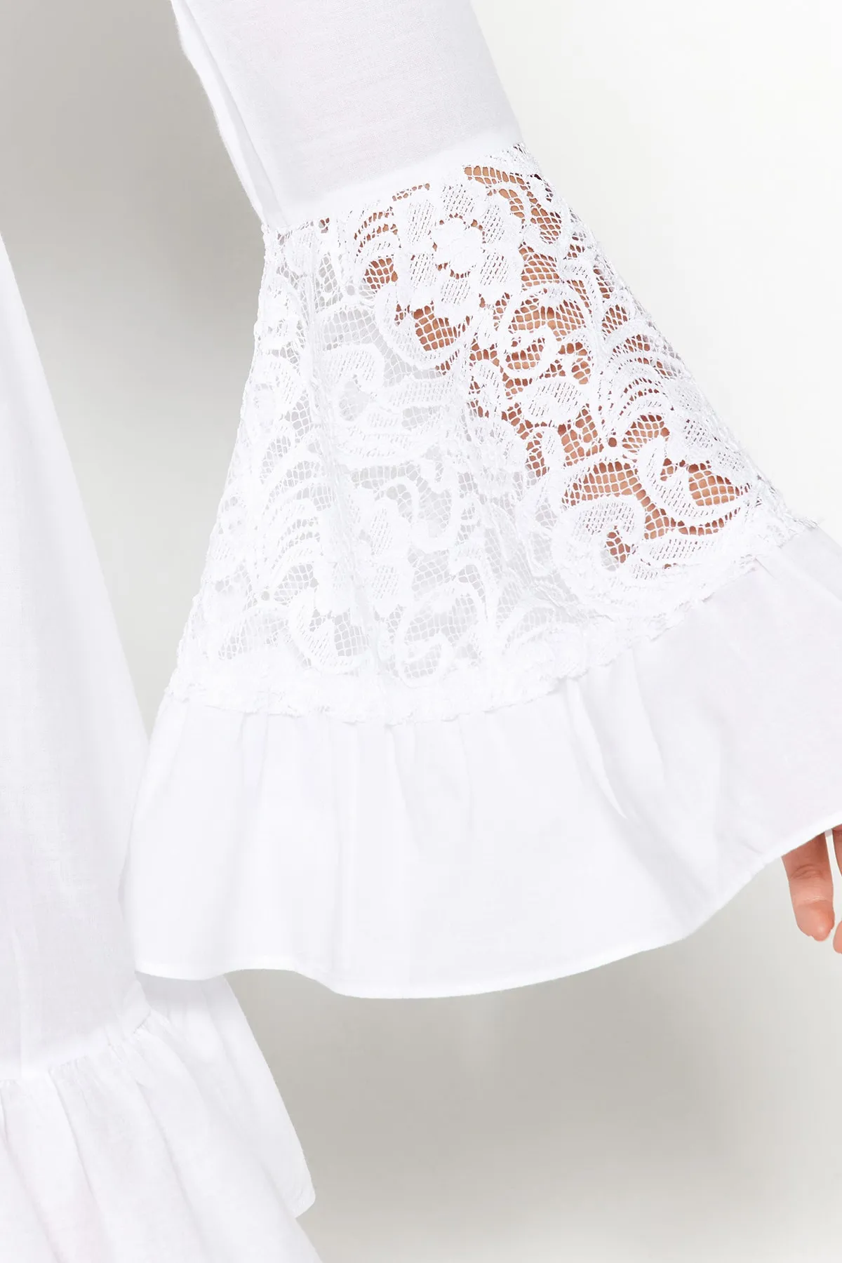 Trendyol Collection  Weißes Mini-Strandkleid aus gewebter Spitze aus 100 % Baumwolle TBESS23EL00048