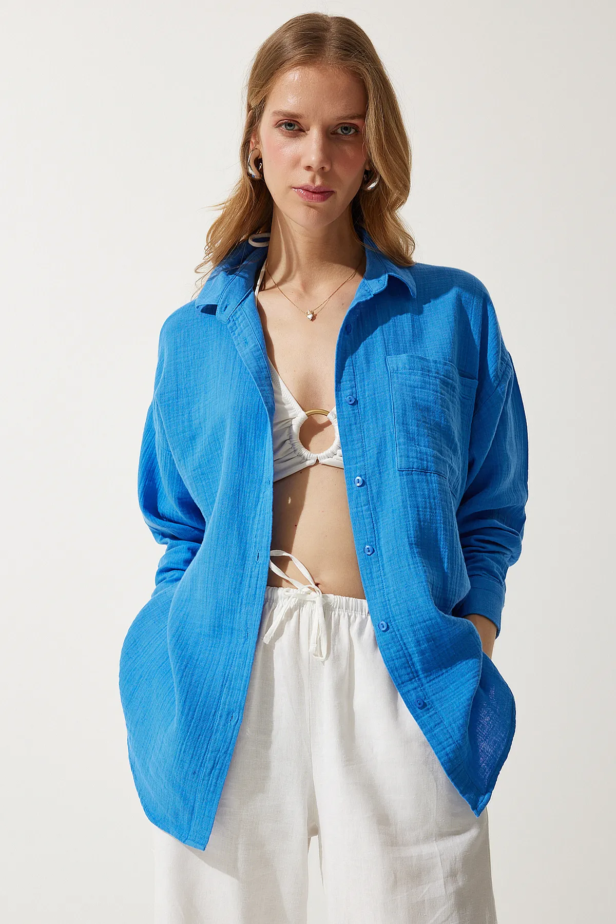 Happiness İstanbul  Blaues Oversize-Musselinhemd für Damen mit Taschen MX00150