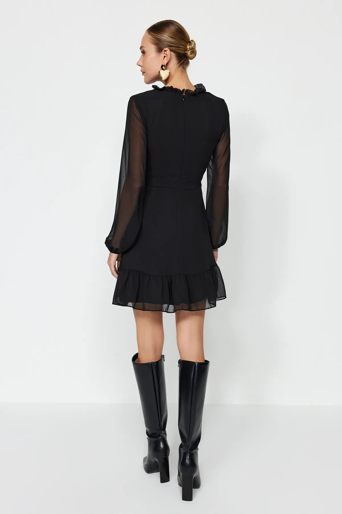 Trendyol Collection  Schwarzes A-Linien-Minikleid mit Rüschendetail und Stehkragen aus Chiffon mit Futter TWOAW24EL00722