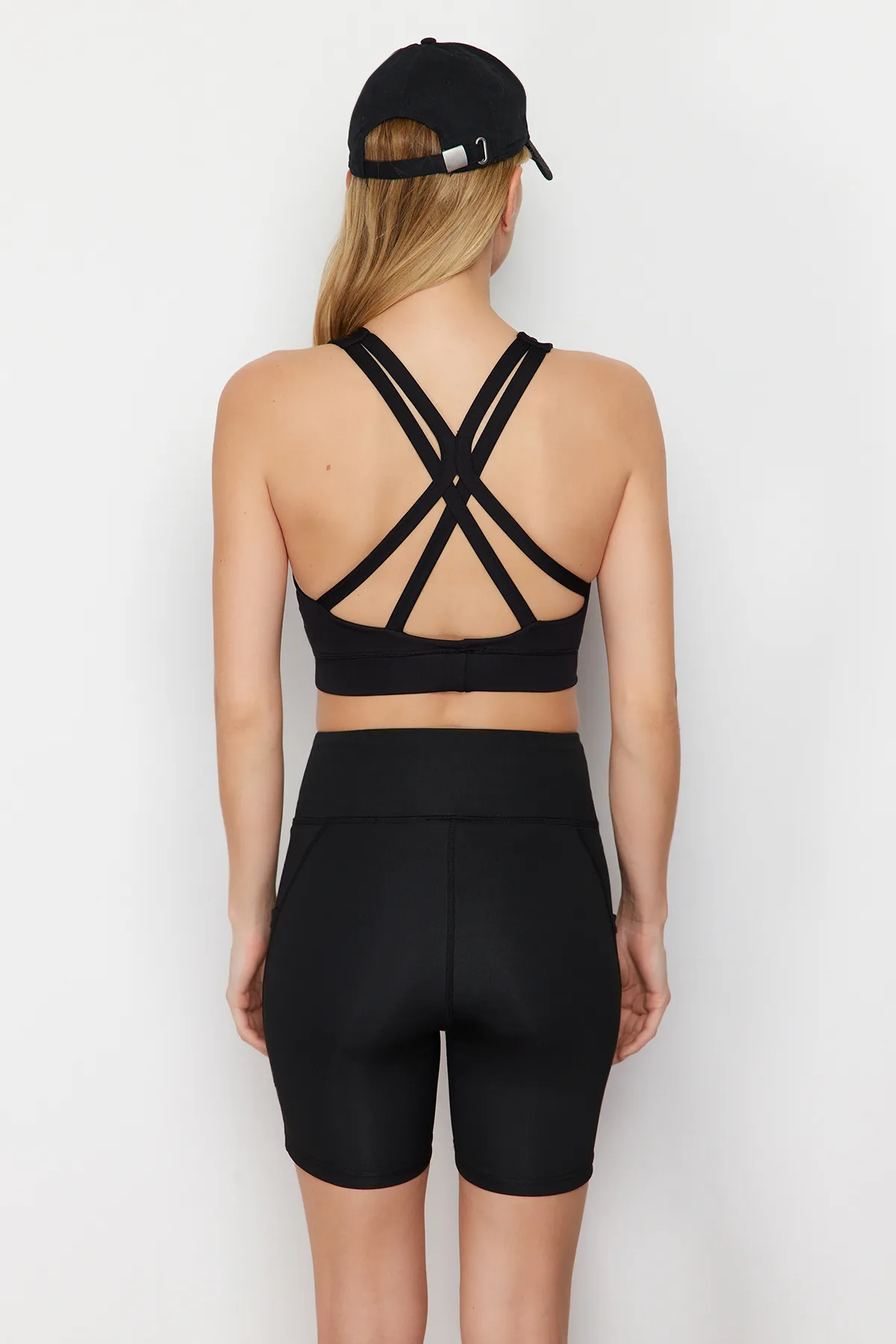 Trendyol Collection  Schwarzer Sport-BH mit Trägern und Styling-Funktion THMSS24SS00018