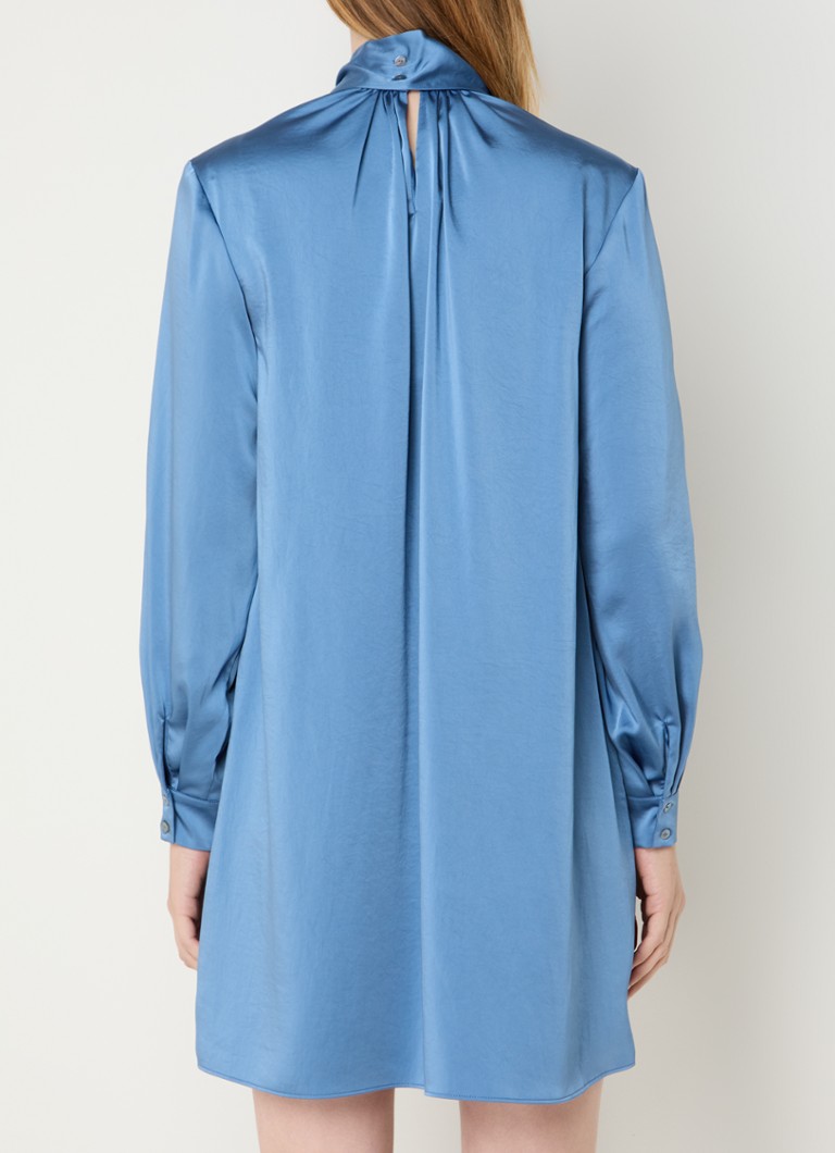 Vestido túnica corto de satén con cuello chal de Claudie Pierlot.