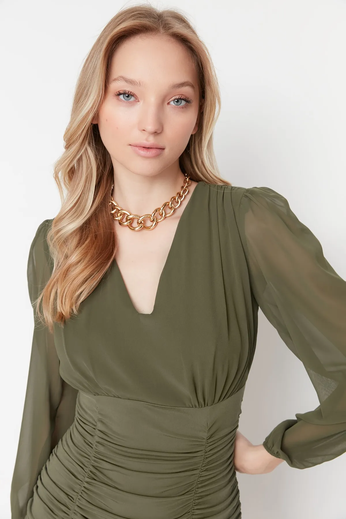 Trendyol Collection  Khakifarbenes, figurbetontes, gewebtes Minikleid mit V-Ausschnitt TWOAW23EL01044