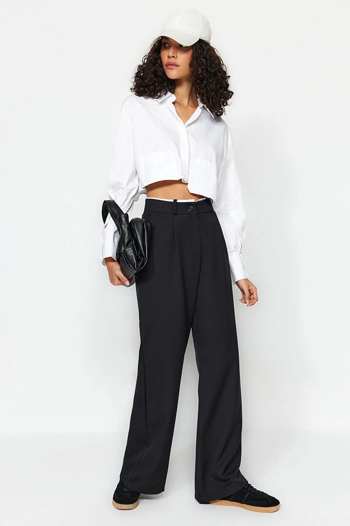 Trendyol Collection  Schwarze Webhose mit weitem Bein und Gürteldetail TWOAW24PL00341