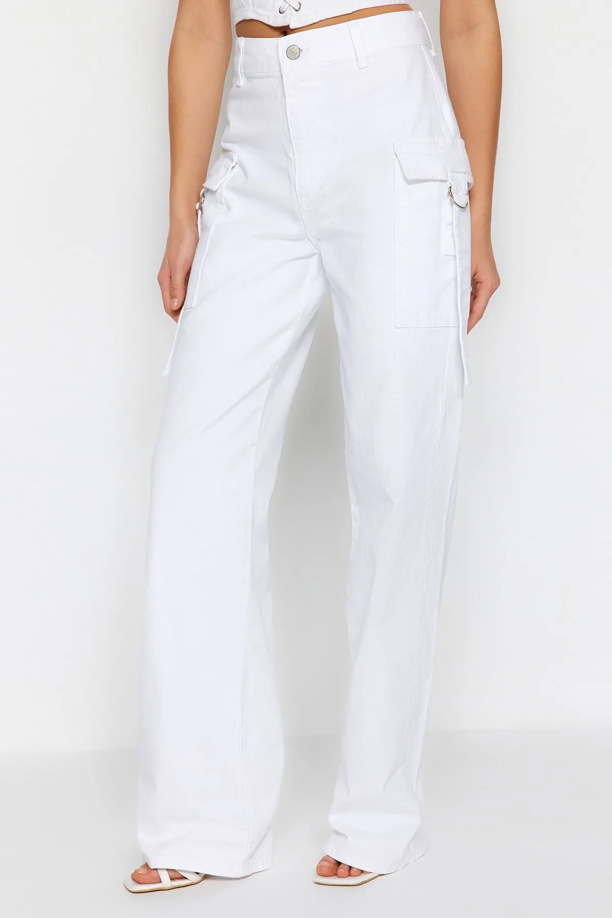 Trendyol Collection  Weiße Jeans mit hoher Taille und weitem Bein TWOSS23JE00262