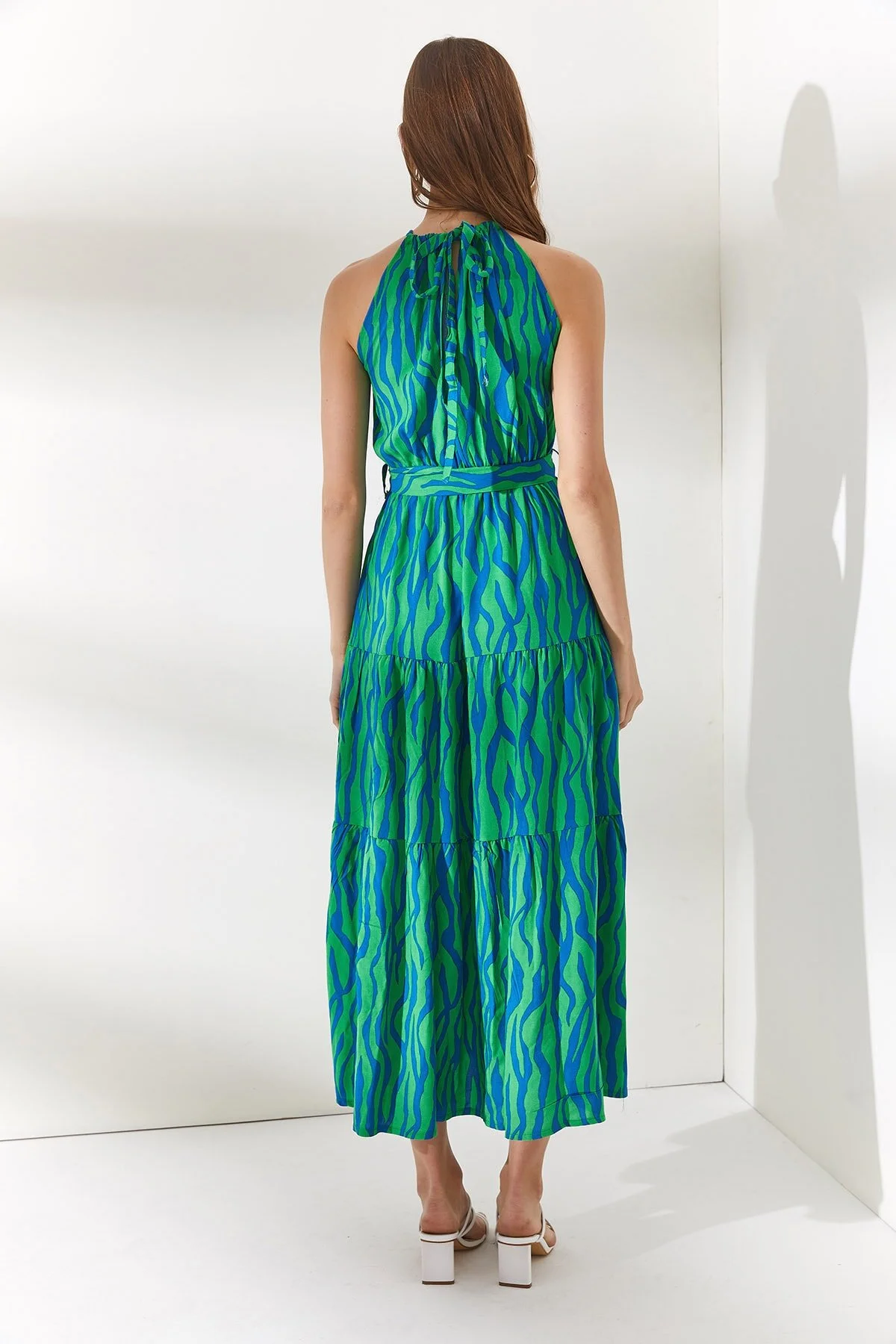 Olalook  Damenkleid aus gewebtem Viscon mit Zebra-Grün, Neckholder, Gürtel und Gürtel ELB-19001548