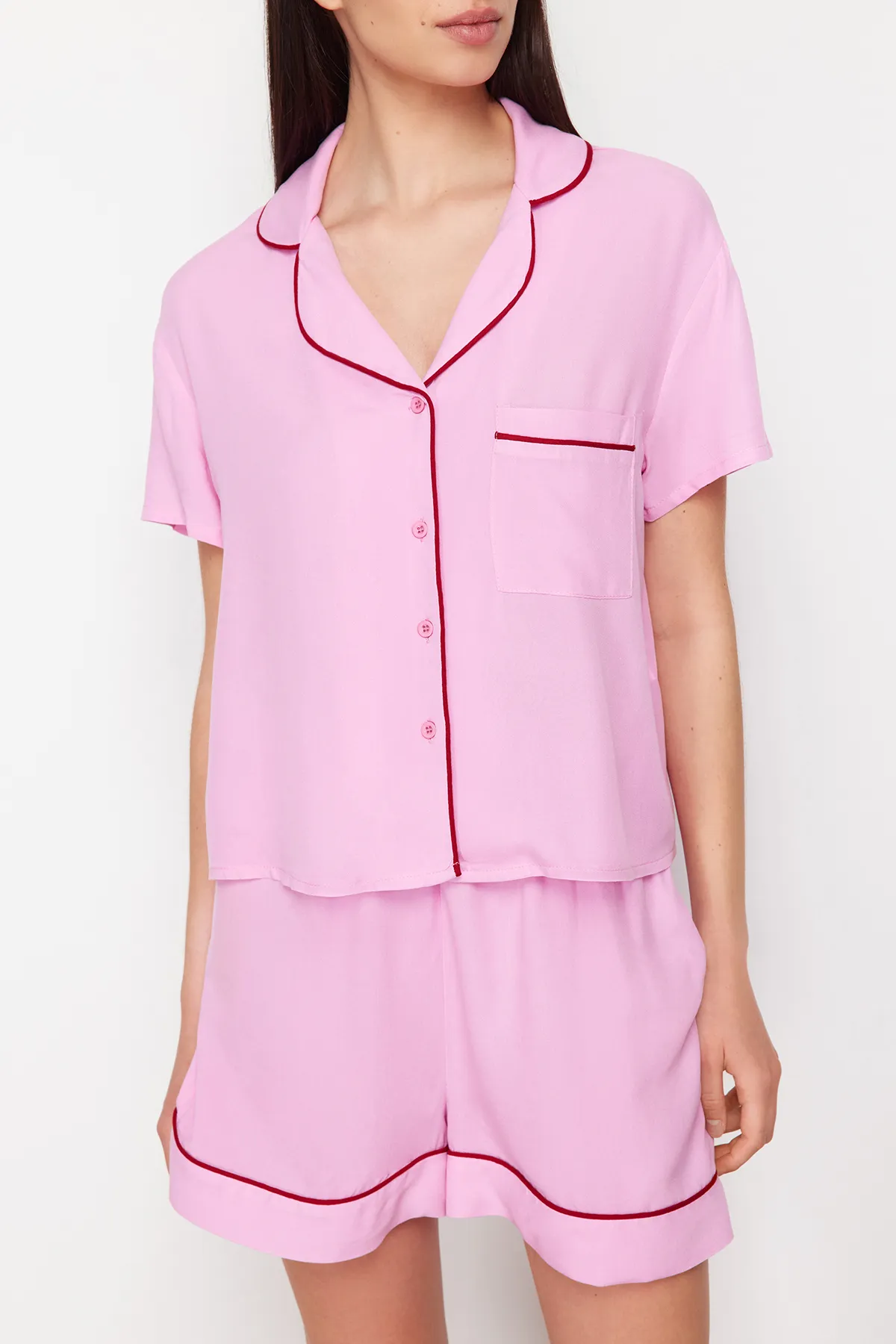 Trendyol Collection  Rosa Pyjama-Set aus Viskosegewebe mit Paspelierung THMSS24PT00051
