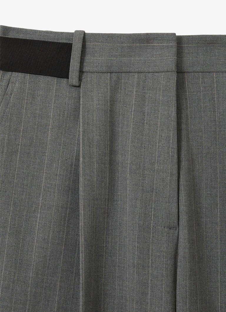 Reiss Flora hlače visokog struka, suženog kroja, od mješavine vune s tankim prugama